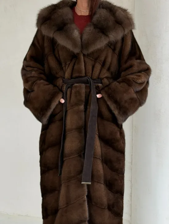 Норковая шуба цвета «орех» с капюшоном из куницы