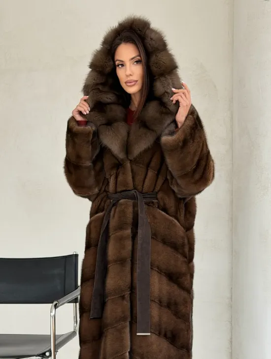 Норковая шуба цвета «орех» с капюшоном из куницы