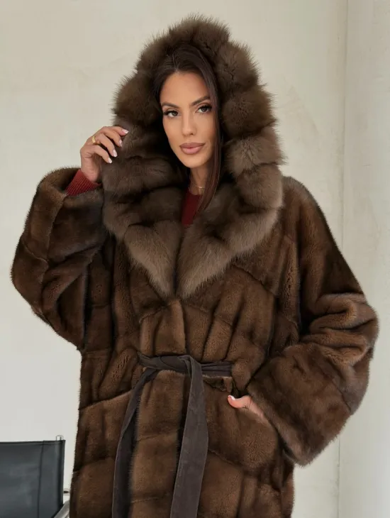 Норковая шуба цвета «орех» с капюшоном из куницы