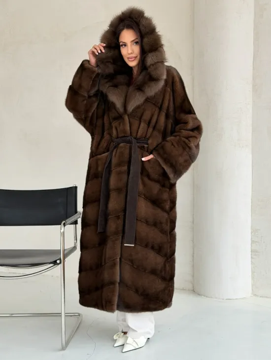 Норковая шуба цвета «орех» с капюшоном из куницы