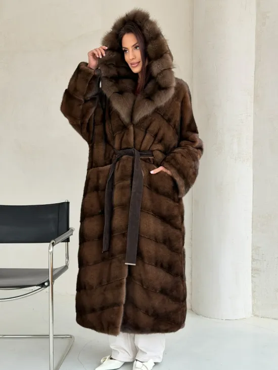Норковая шуба цвета «орех» с капюшоном из куницы