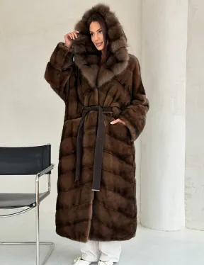 Норковая шуба цвета «орех» с капюшоном из куницы