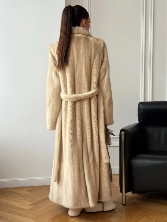 Длинная норковая шуба в натуральном цвете пастель