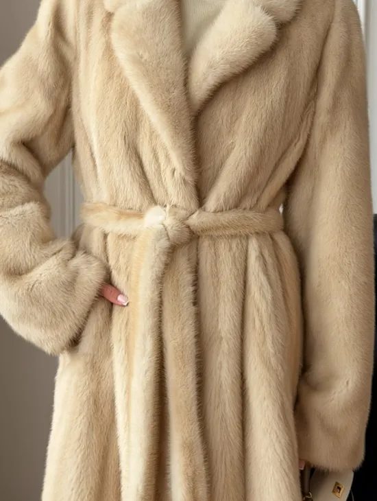 Длинная норковая шуба в натуральном цвете пастель