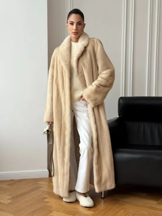 Длинная норковая шуба в натуральном цвете пастель
