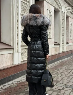 Чёрное пуховое пальто с меховым капюшоном из чернобурки