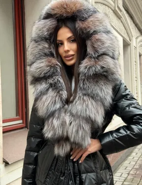 Чёрное пуховое пальто с меховым капюшоном из чернобурки