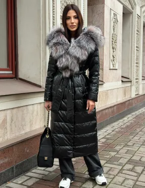 Чёрное пуховое пальто с меховым капюшоном из чернобурки