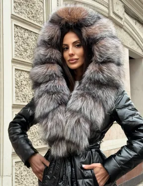 Чёрное пуховое пальто с меховым капюшоном из чернобурки