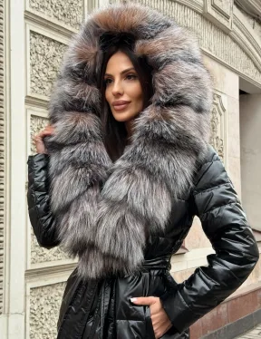 Чёрное пуховое пальто с меховым капюшоном из чернобурки