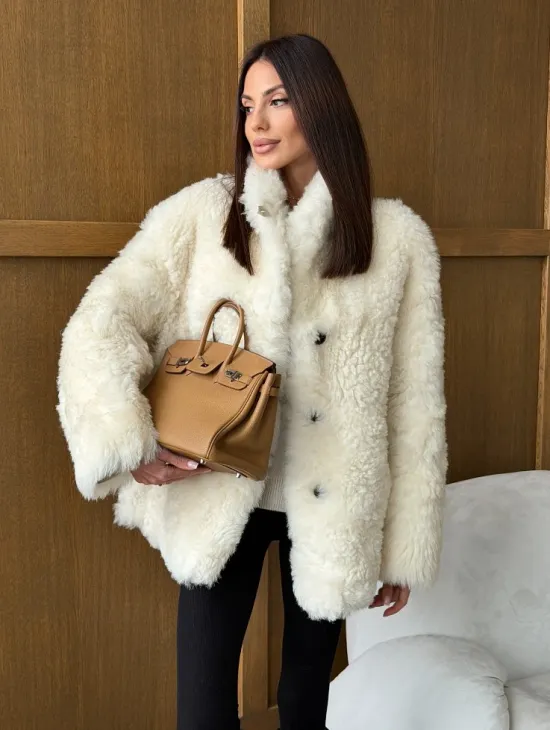 Светлая женская двухсторонняя дубленка