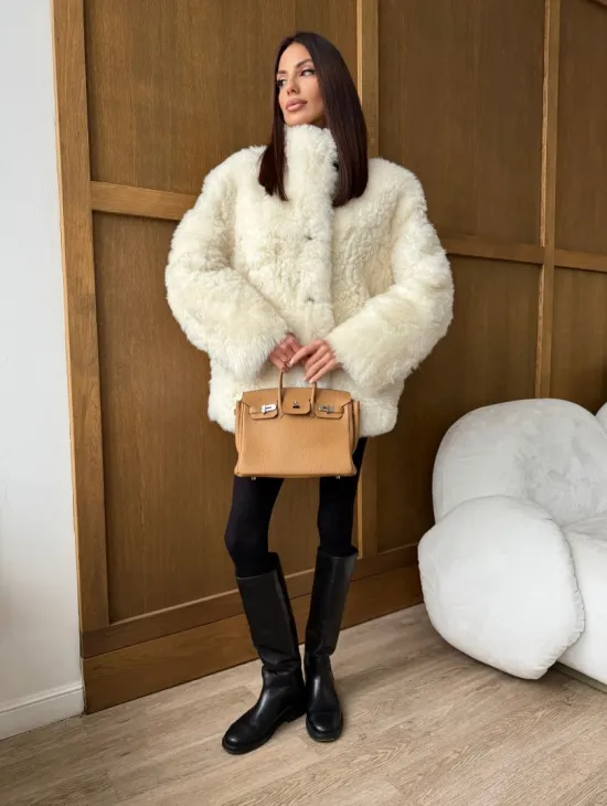 Светлая женская двухсторонняя дубленка