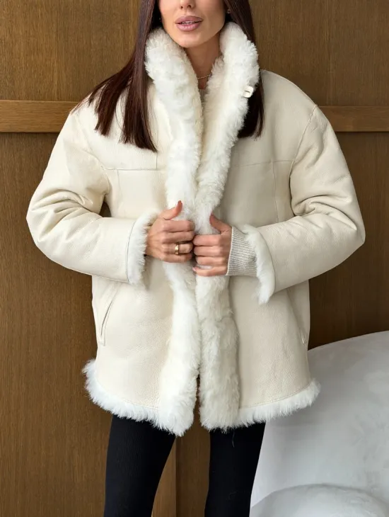 Светлая женская двухсторонняя дубленка