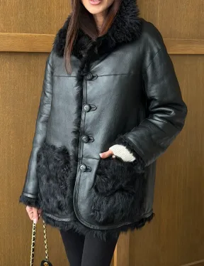 Черная двухсторонняя дубленка из меха тиградо