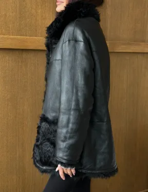 Черная двухсторонняя дубленка из меха тиградо