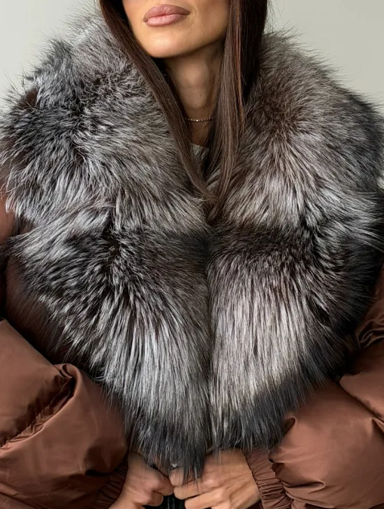 Короткий пуховик с мехом чернобурки