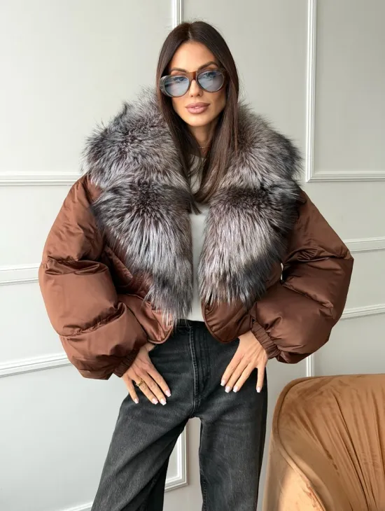 Короткий пуховик с мехом чернобурки