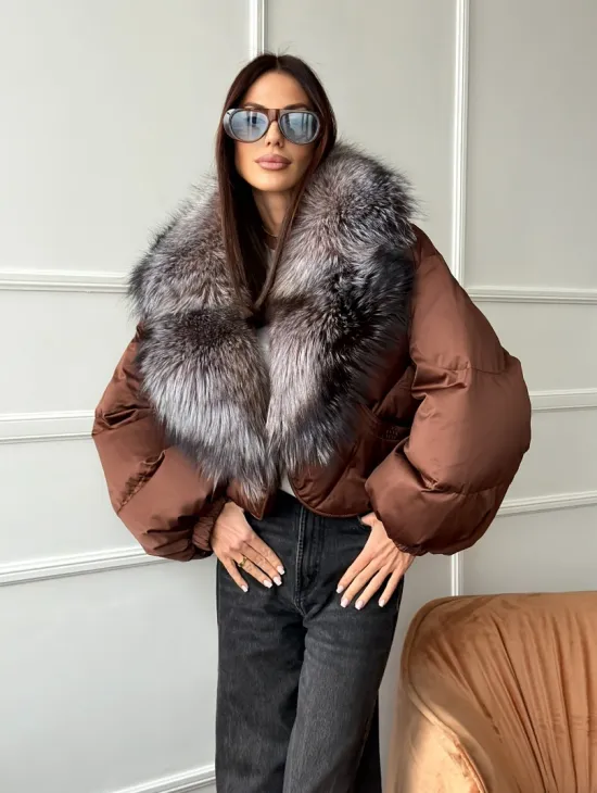 Короткий пуховик с мехом чернобурки