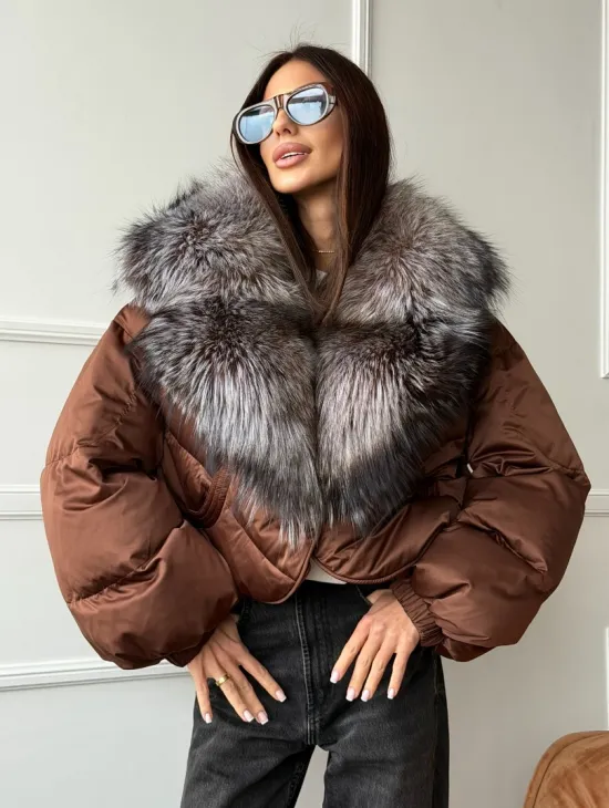 Короткий пуховик с мехом чернобурки