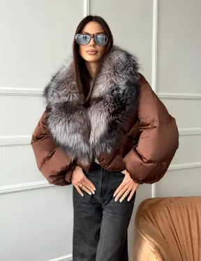 Короткий пуховик с мехом чернобурки