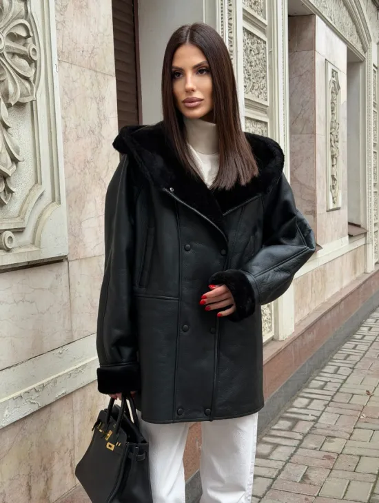 Женская дубленка с капюшоном