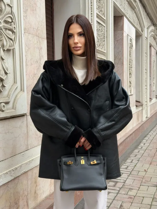 Женская дубленка с капюшоном