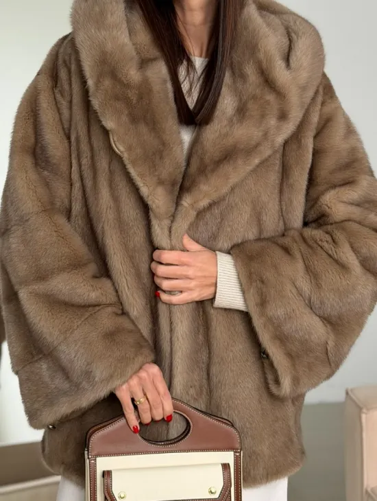 Короткая зимняя норковая шуба с капюшоном