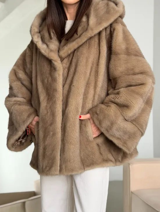 Короткая зимняя норковая шуба с капюшоном