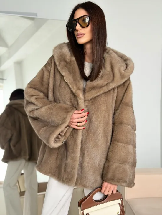 Короткая зимняя норковая шуба с капюшоном