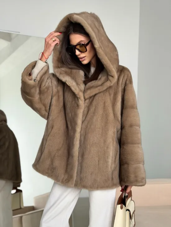 Короткая зимняя норковая шуба с капюшоном