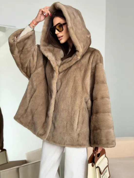 Короткая зимняя норковая шуба с капюшоном