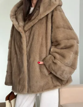 Короткая зимняя норковая шуба с капюшоном