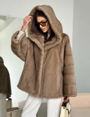 Короткая зимняя норковая шуба с капюшоном