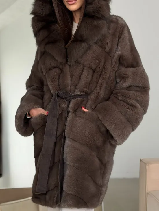 Шуба норковая с капюшоном из куницы