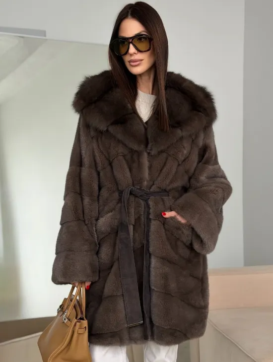 Шуба норковая с капюшоном из куницы