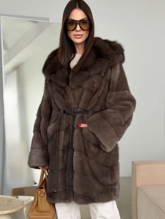 Шуба норковая с капюшоном из куницы