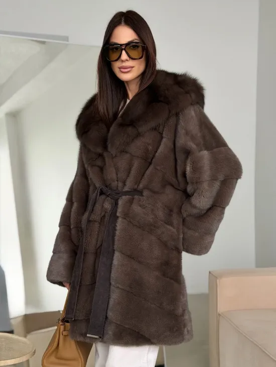 Шуба норковая с капюшоном из куницы