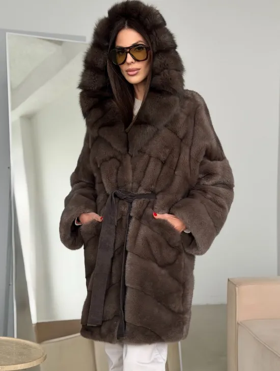 Шуба норковая с капюшоном из куницы