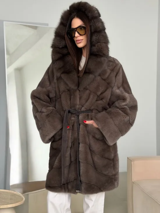 Шуба норковая с капюшоном из куницы