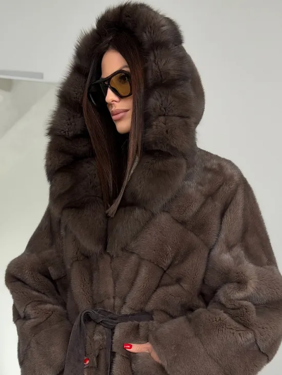 Шуба норковая с капюшоном из куницы