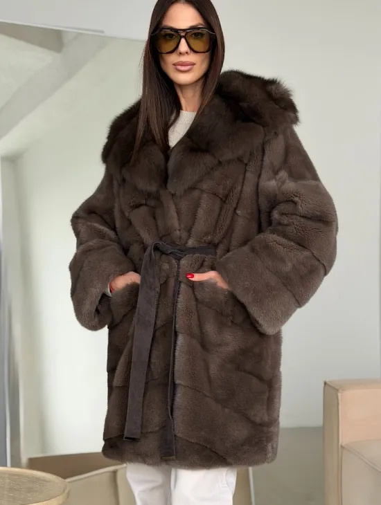 Шуба норковая с капюшоном из куницы