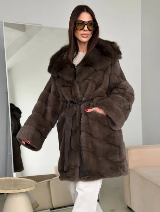 Шуба норковая с капюшоном из куницы
