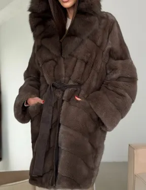 Шуба норковая с капюшоном из куницы