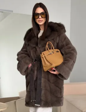Шуба норковая с капюшоном из куницы