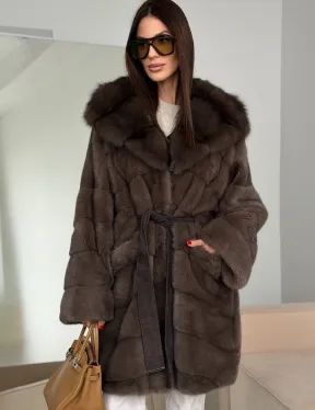 Шуба норковая с капюшоном из куницы