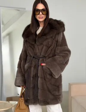 Шуба норковая с капюшоном из куницы