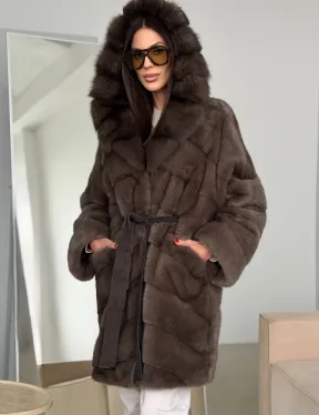 Шуба норковая с капюшоном из куницы