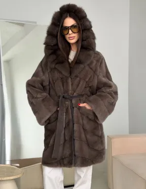 Шуба норковая с капюшоном из куницы