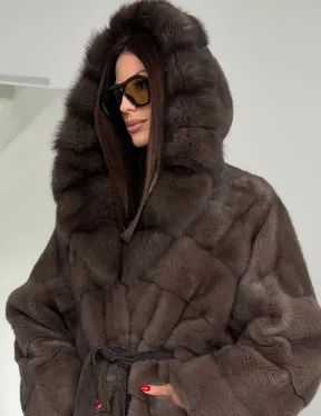 Шуба норковая с капюшоном из куницы