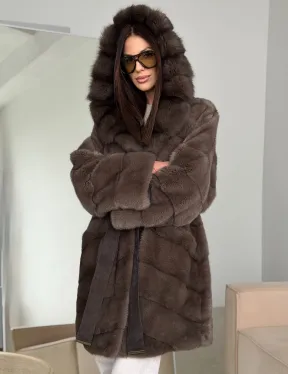 Шуба норковая с капюшоном из куницы